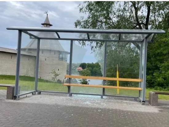 Неизвестные разбили стеклянную остановку на улице Леона Поземского в Пскове