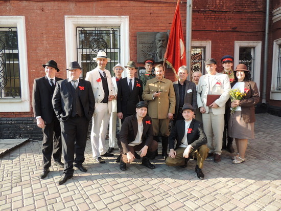 Алтайские комросы организовали барнаульцам встречу со «Сталиным»