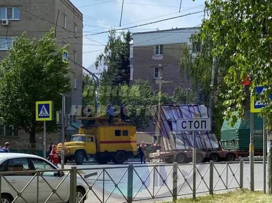 В Пензе большегруз сорвал провода на улице Циолковского и спровоцировал пробку
