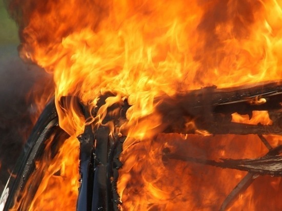 Toyota RAV4 сгорела из-за ремонта бензобака в гараже в Чите