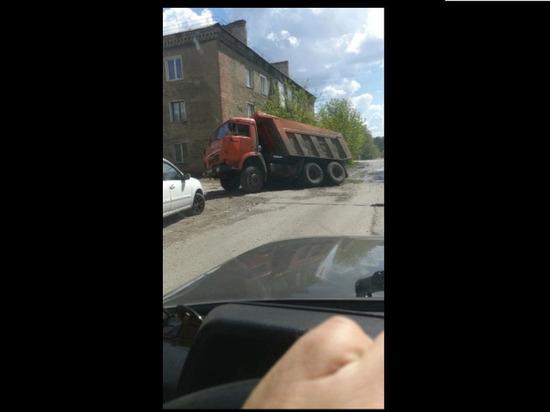 КАМАЗ ушёл под землю возле кузбасской школы