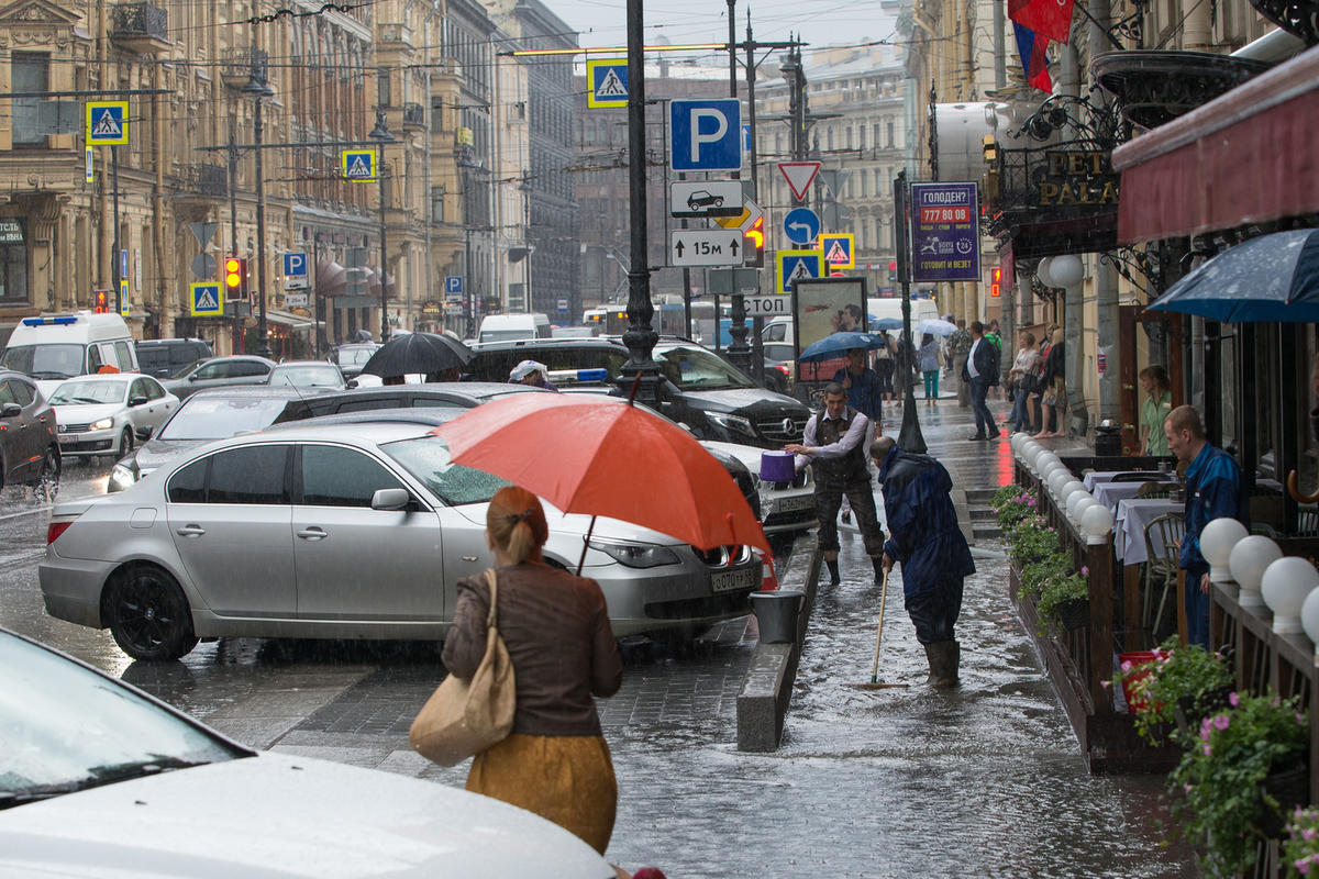 Когда начнется дождь в спб. Санкт-Петербург ливень. Дождливый Питер. Дождь в городе. Ливень в Петербурге.