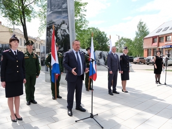 Губернатор Никитин вручил паспорта 30-ти юным жителям Боровичей