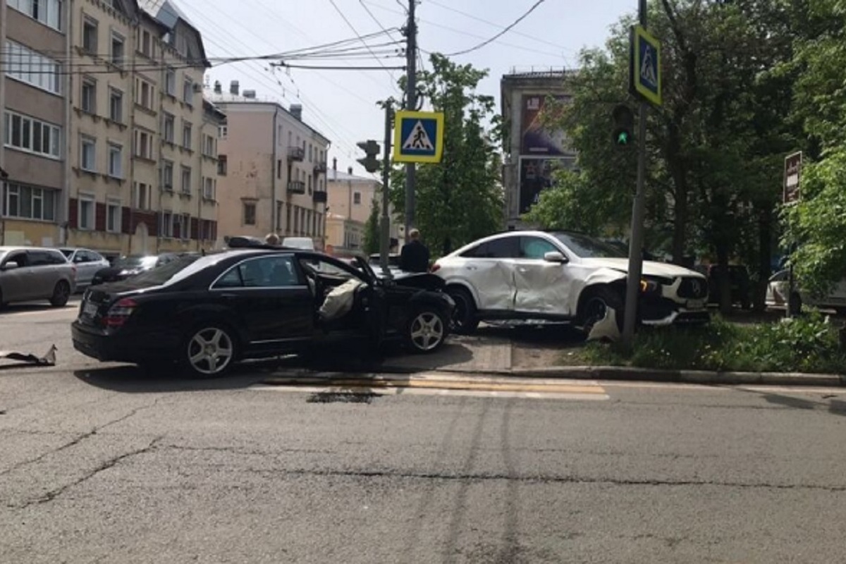 Костромской бизнесмен разбил два «Мерседеса» в центре Ярославля