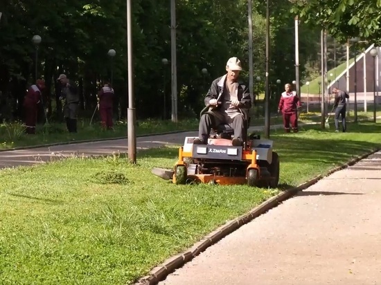В Смоленске «Зеленстрой» обзавёлся новой техникой для покоса травы