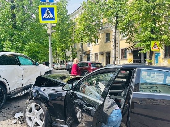 В центре Ярославля столкнулись два «мерседеса»