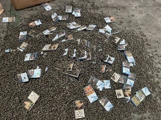 Более тонны контрабандных сигарет нашли псковские таможенники в фуре с биотопливом