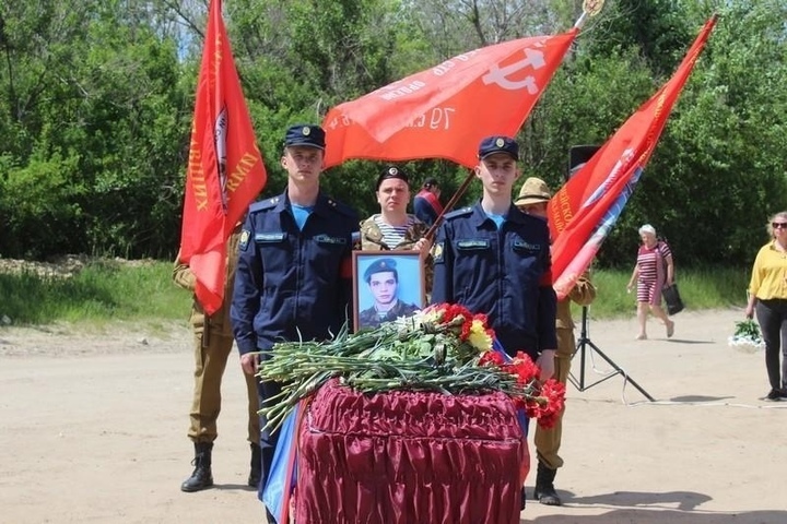 Иван красноармейская ул 3 фото Саратовского военнослужащего, погибшего в боях за Артемовск, наградили Орденом М