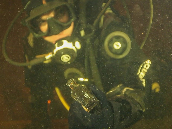 Орловские дайверы обнаружили старинные бутылки в акватории Валаама