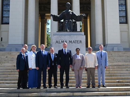 Вместе с делегацией он даже побывал в православном храме