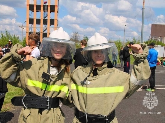 В Курске прошли соревнования по пожарно-спасательному спорту среди средних школ
