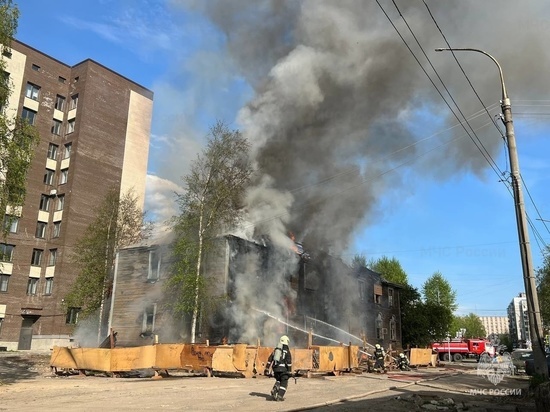 В центре Архангельска горела расселенная «деревяшка»