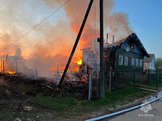 В Виноградовском округе огонь с горячего дома перекинулся на соседние строения