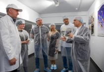 Представители СМИ, в числе которых - журналисты из Донецка, увидели сырное хранилище и продегустировали мороженное собственной марки предприятия