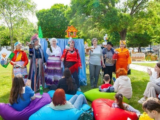 «Серебряные» волонтёры представили кукольный спектакль на литературном фестивале