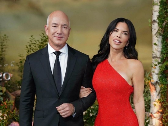 Основатель Amazon делал предложение 53-летней невесте на яхте за полмиллиарда долларов