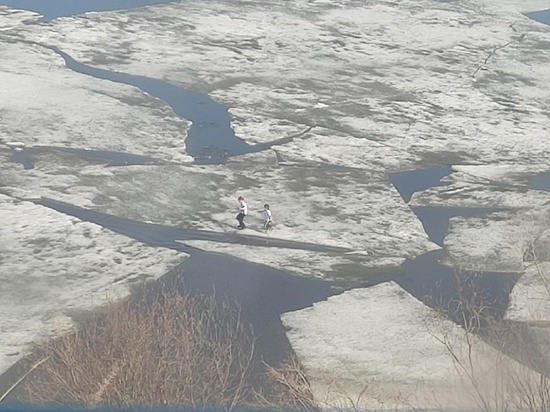 В Аксарке дети катаются по реке на отколовшихся льдинах