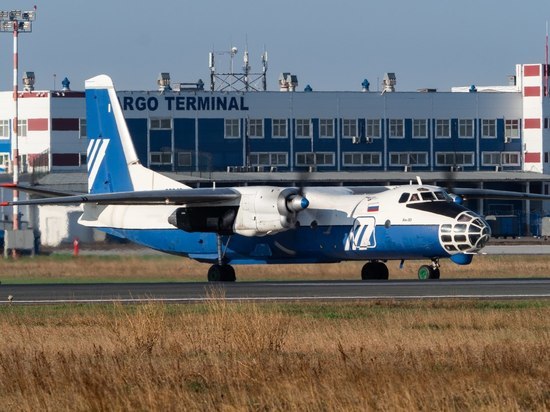 В Новосибирске приземлился самолет-фотоаппарат Ан-30