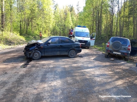 Лобовое столкновение автомобилей на дороге Карелии закончилось травмами для пассажира