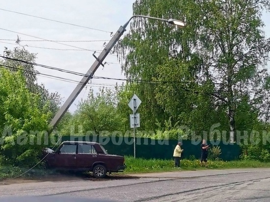 В Рыбинске автоледи завалила придорожный столб