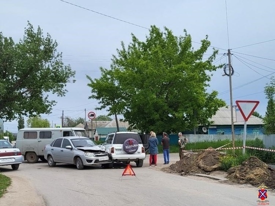 В тройном ДТП в Волгоградской области пострадали женщина и 6-летняя девочка