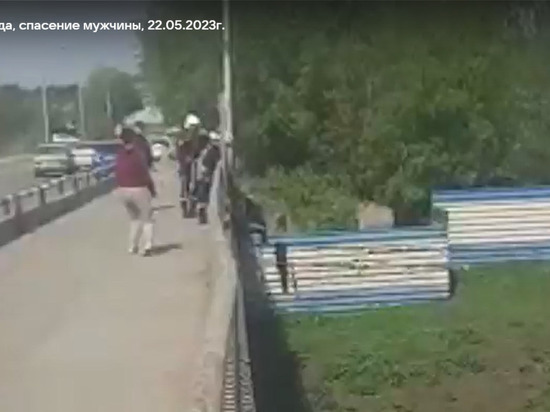 В Новосибирске неадекватный 39-летний мужчина повис на мосту в Октябрьском районе