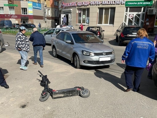 На улице Тимакова в Рязани водитель Volkswagen сбил 38-летнего самокатчика