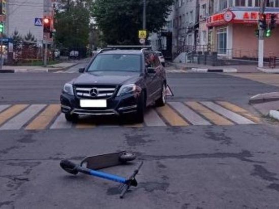 Электросамокат с подростками попал под колёса автомобиля в Брянске
