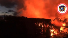 Пожарные потушили горящий ангар в поселке Тельмана