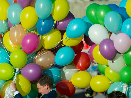 Новгородцев призвали отказаться от использования воздушных шариков во время выпускных