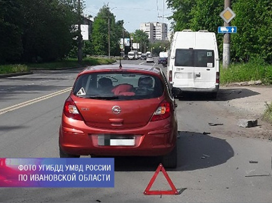 В Иванове при столкновении автомобиля с маршруткой пострадали девушка и подросток