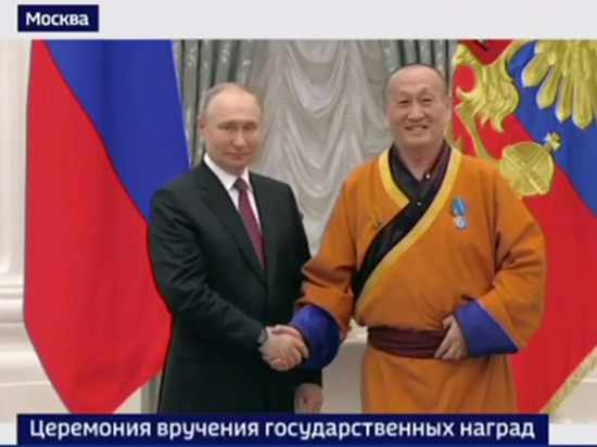 Президент России наградил хамбо ламу Дамбу Аюшеева Орденом Почета