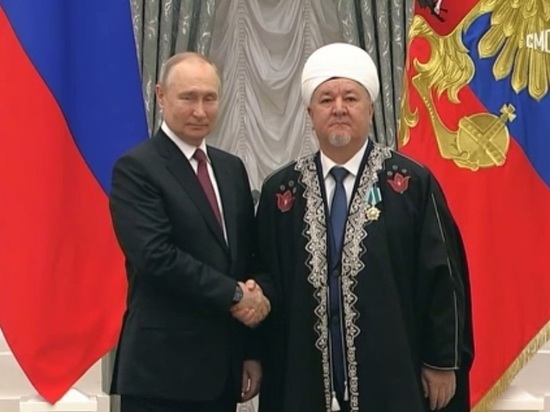«Россия — богохранимая страна»: Владимир Путин наградил муфтия из ЯНАО орденом Дружбы
