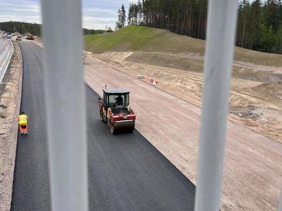 Более 100 тысяч «квадратов» нового асфальта появятся на «Скандинавии» до середины июня