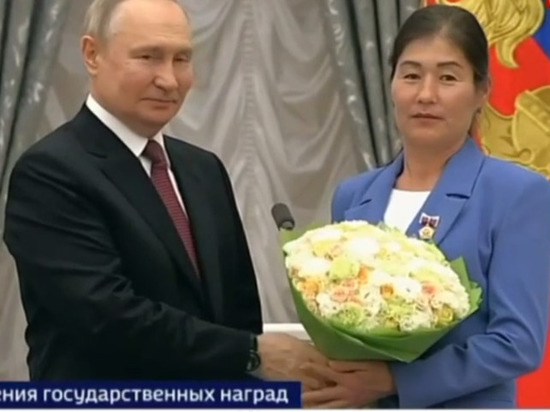 Владимир Путин наградил жительницу Бурятии почетным званием «Мать героиня»