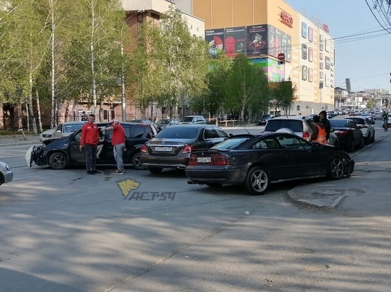 В Новосибирске на Мичурина автомобильная авария перекрыла движение трамваев