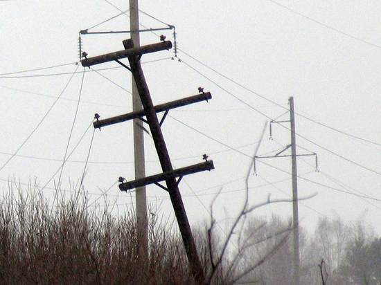 Удар молнии в ЛЭП оставил без электричества с десяток поселков под Чеховом