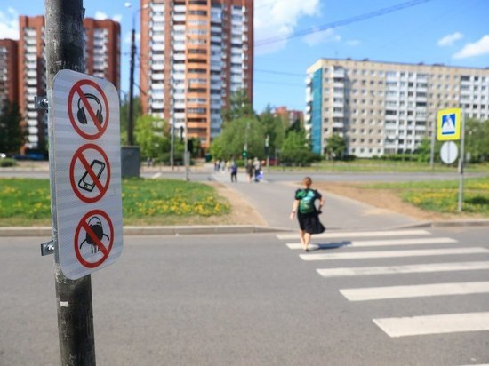 Знаки «Без наушников» появятся на пешеходных переходах в Петербурге