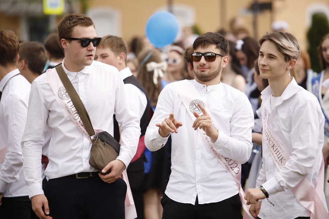Последний звонок-2023 в Пскове: красивые и веселые кадры выпускников