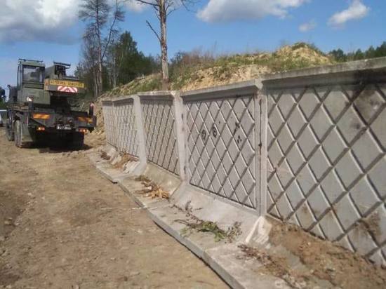 В Низино бетонный забор перегородил дорогу грузовикам, привозящим мусор на незаконную свалку