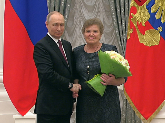 Президент России лично вручил награды и пожал руки учителям из Кировской области