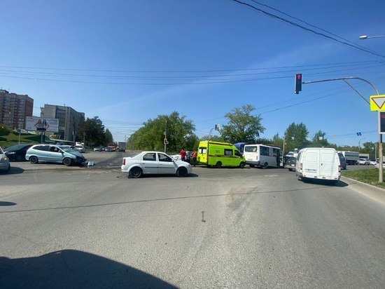 В Новосибирске два пассажира маршрутки пострадали после ДТП с «Ниссаном»