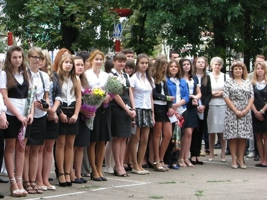 Власти ДНР поздравили выпускников и учителей с окончанием учебного года