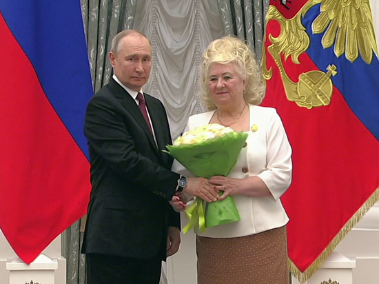 Президент Путин вручил награду волгоградскому педагогу Нине Будариной