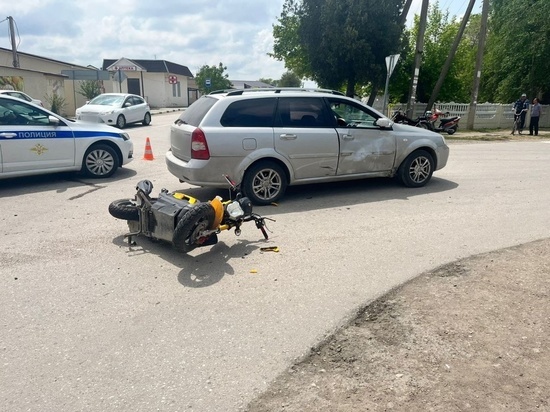 Иномарка сбила мопед с двумя подростками в Кировском районе