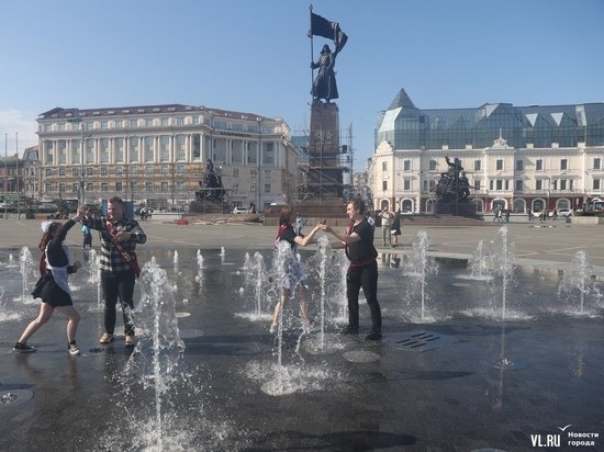 Выпускники станцевали вальс в сухом фонтане Владивостока