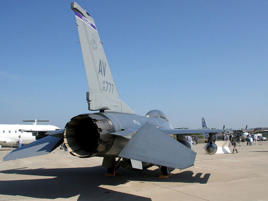 Newsweek: поставка истребителей F-16 Украине потребует решения трех важных проблем