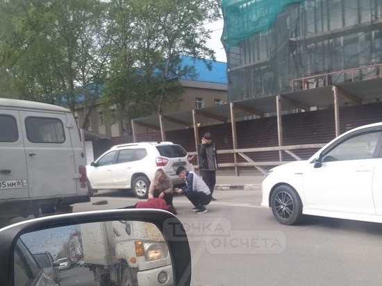 Женщина выскочила под колеса Toyota в Южно-Сахалинске