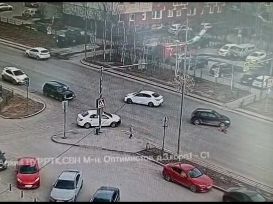 В Новом Уренгое автомобиль сбил школьницу на переходе: водитель скрылся