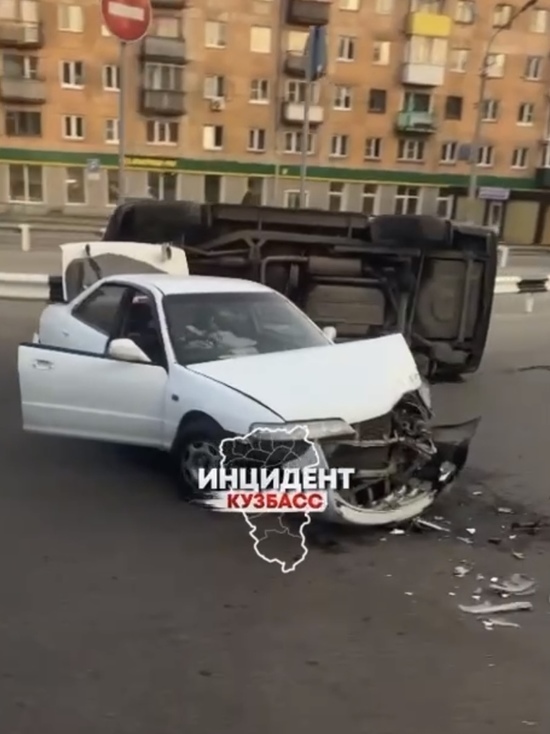 Автомобиль перевернулся в результате ДТП в кузбасском городе